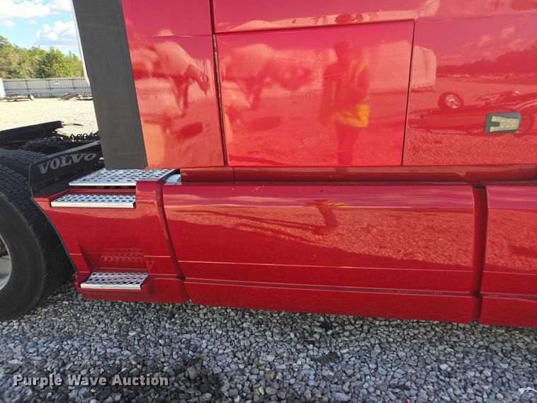 image for item YA0713 2019 Volvo VN semi truck