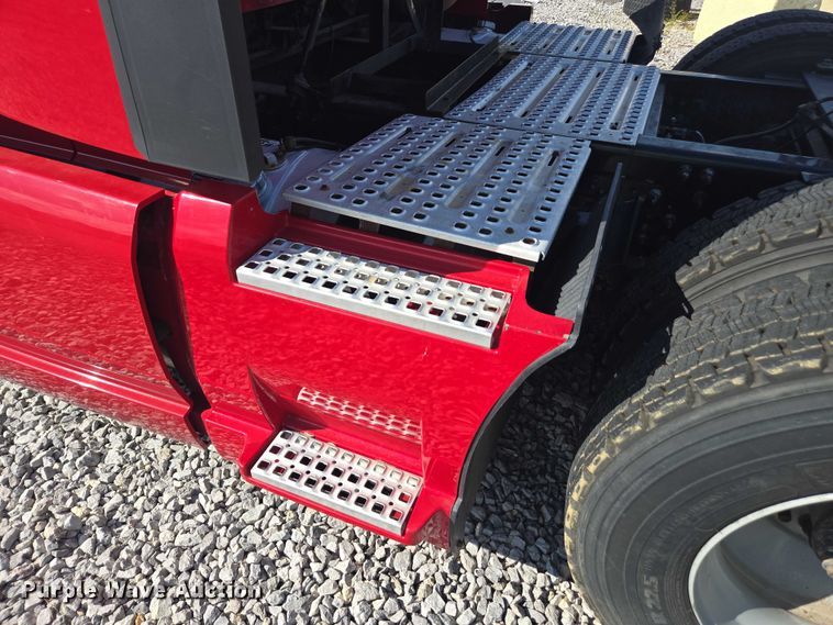 image for item YA0713 2019 Volvo VN semi truck