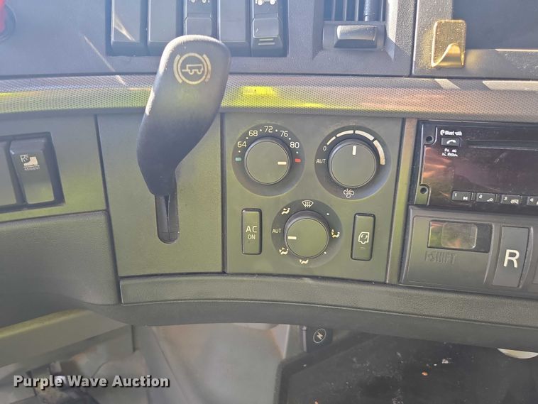 image for item YA0713 2019 Volvo VN semi truck