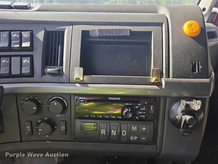 image for item YA0713 2019 Volvo VN semi truck