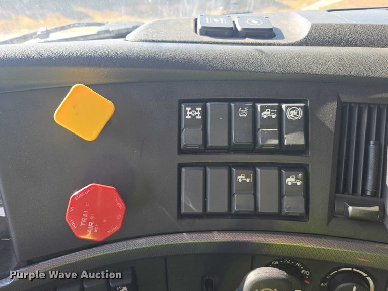 image for item YA0713 2019 Volvo VN semi truck