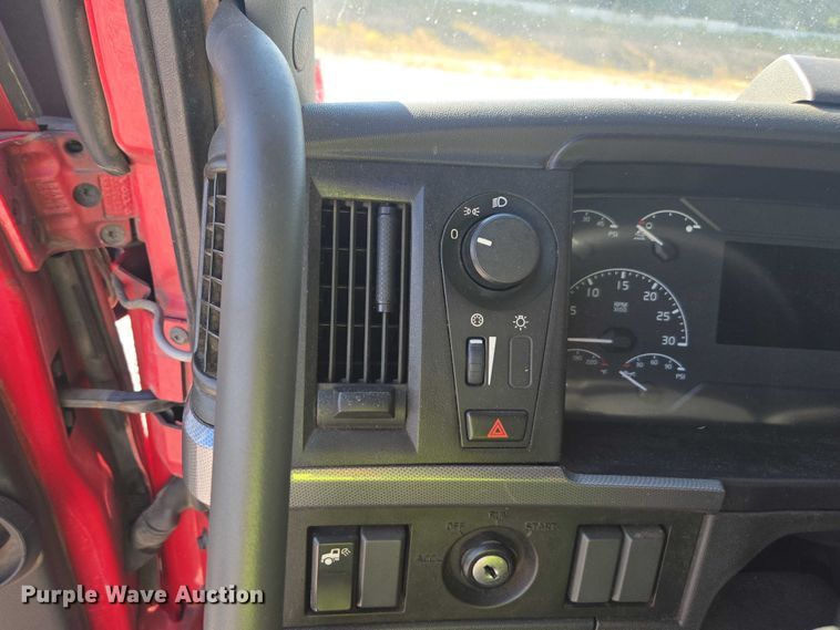 image for item YA0713 2019 Volvo VN semi truck