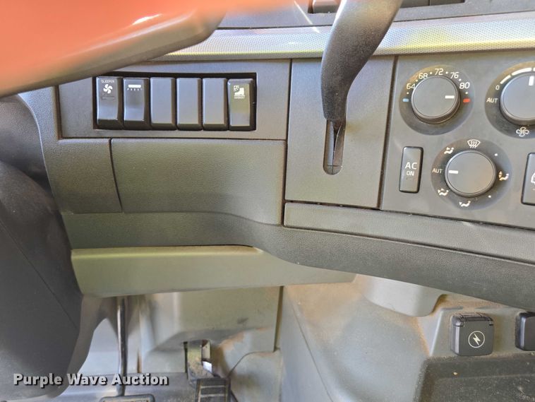 image for item YA0713 2019 Volvo VN semi truck