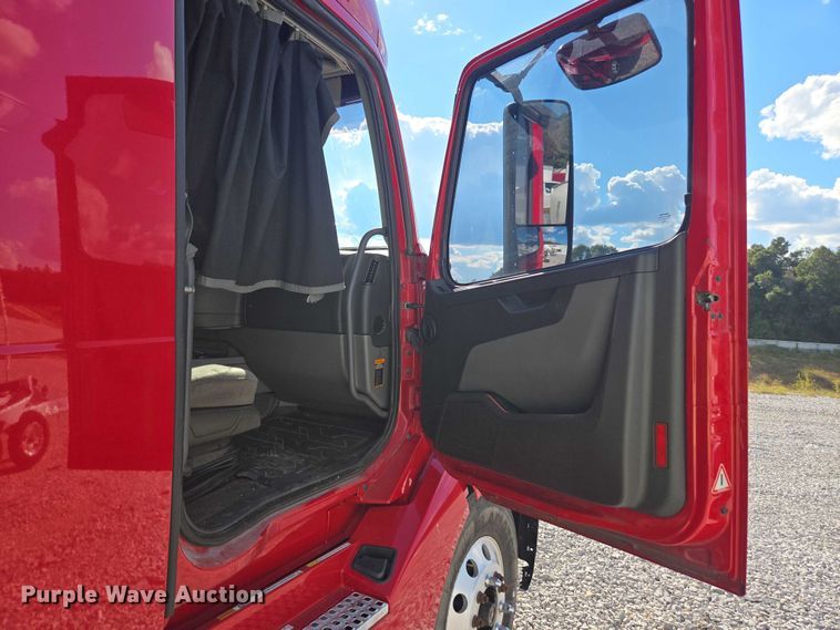 image for item YA0713 2019 Volvo VN semi truck