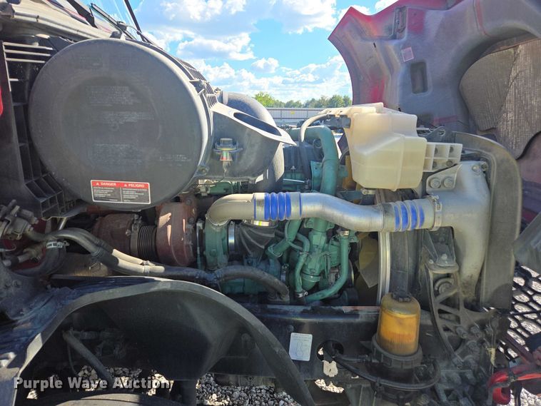 image for item YA0713 2019 Volvo VN semi truck