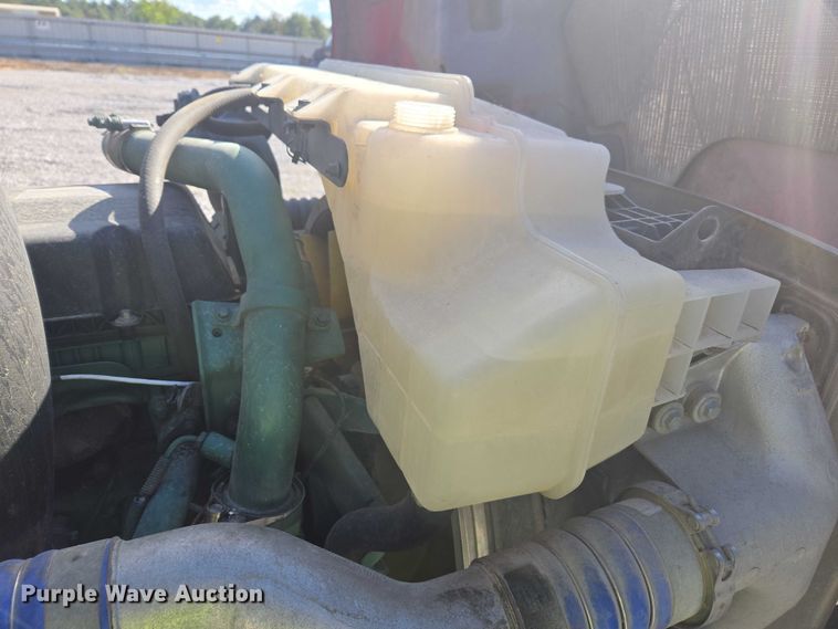 image for item YA0713 2019 Volvo VN semi truck