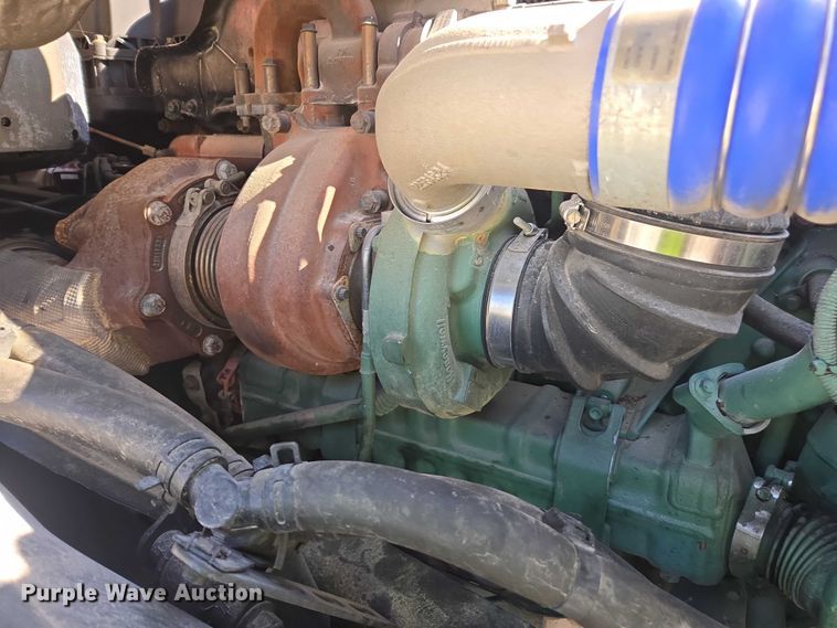 image for item YA0713 2019 Volvo VN semi truck