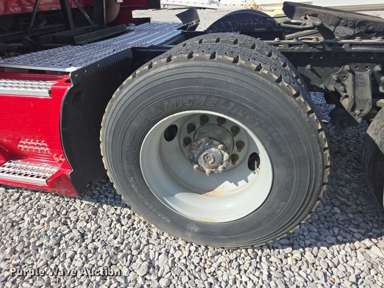 image for item YA0713 2019 Volvo VN semi truck