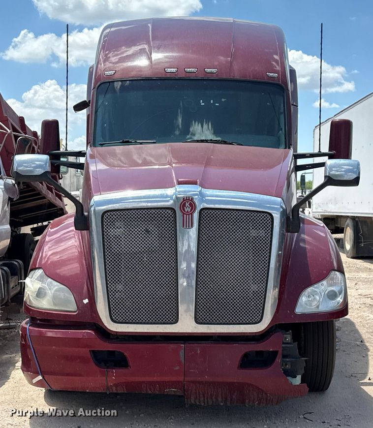 image for item YA0719 2019 Kenworth T680 semi truck