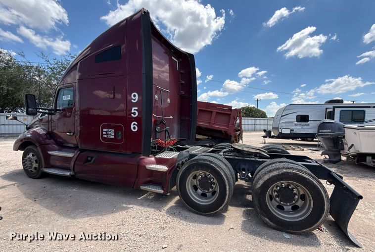 image for item YA0719 2019 Kenworth T680 semi truck