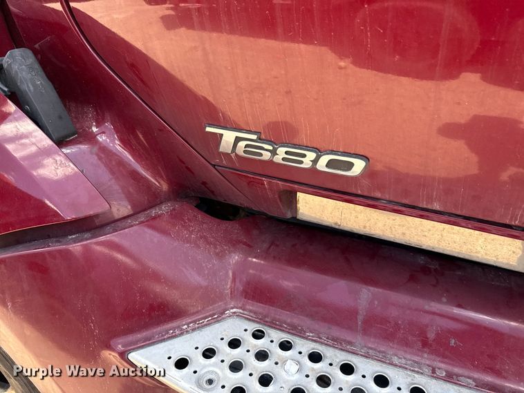 image for item YA0719 2019 Kenworth T680 semi truck