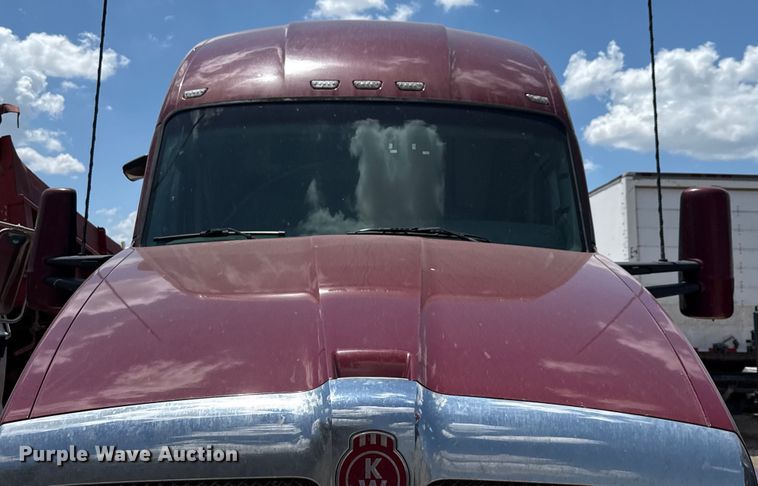 image for item YA0719 2019 Kenworth T680 semi truck