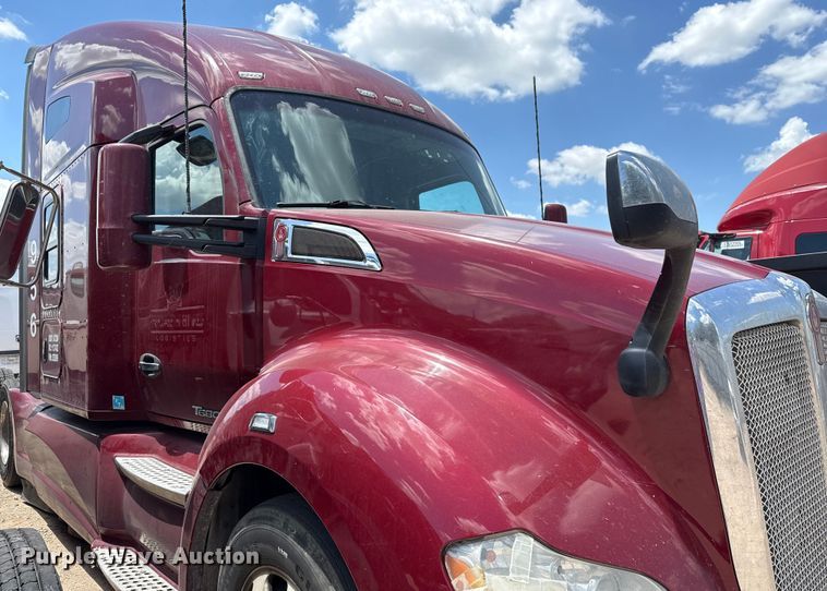 image for item YA0719 2019 Kenworth T680 semi truck