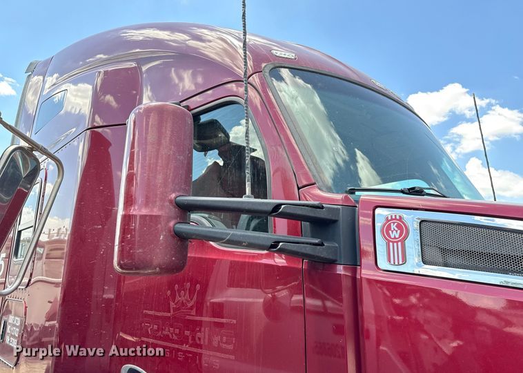 image for item YA0719 2019 Kenworth T680 semi truck