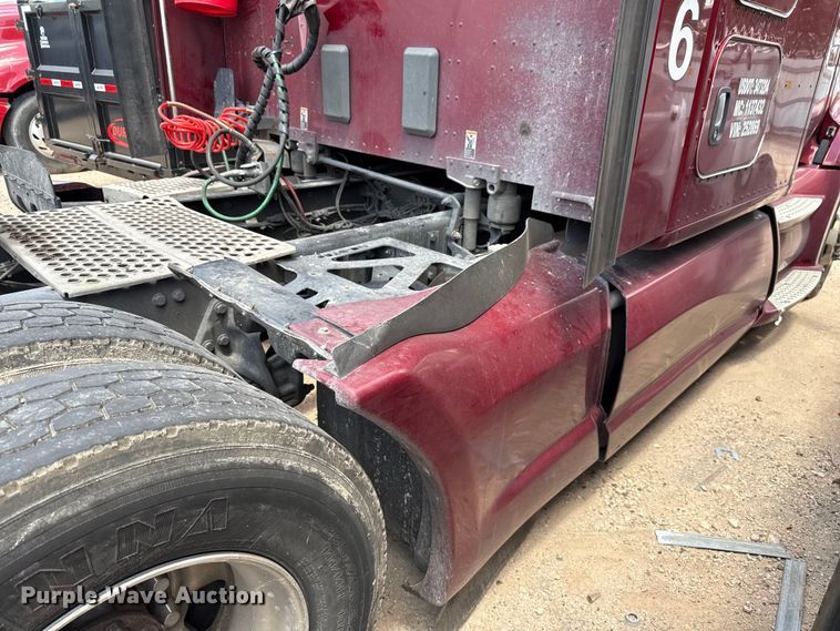 image for item YA0719 2019 Kenworth T680 semi truck