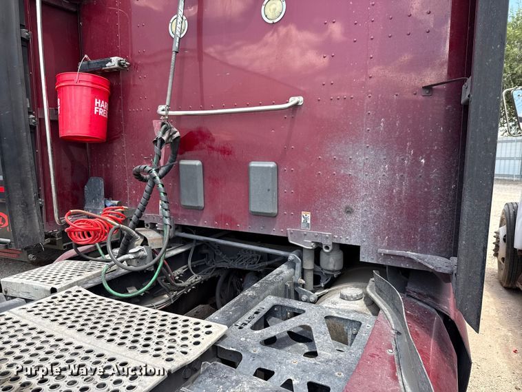 image for item YA0719 2019 Kenworth T680 semi truck