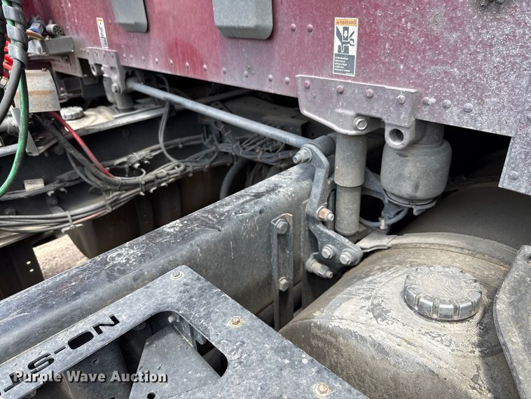 image for item YA0719 2019 Kenworth T680 semi truck