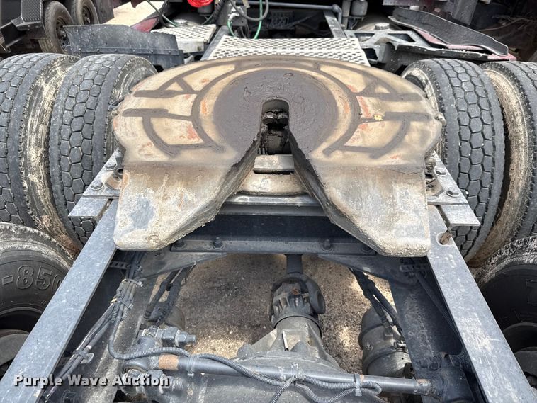 image for item YA0719 2019 Kenworth T680 semi truck