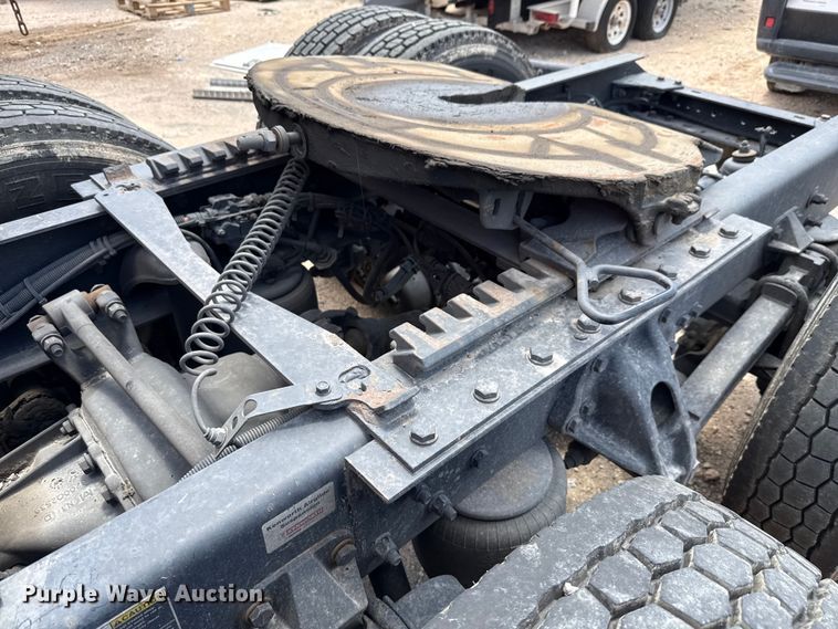 image for item YA0719 2019 Kenworth T680 semi truck