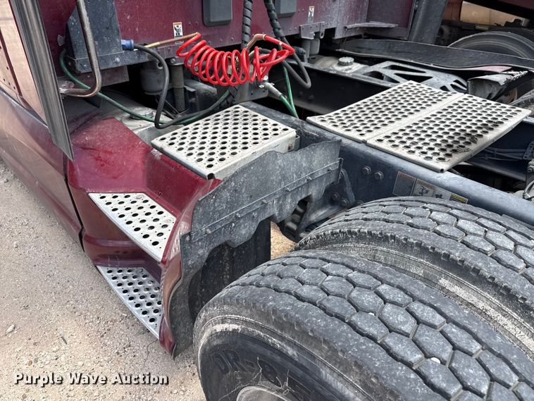 image for item YA0719 2019 Kenworth T680 semi truck