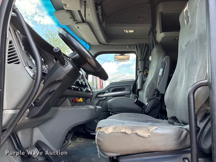 image for item YA0719 2019 Kenworth T680 semi truck