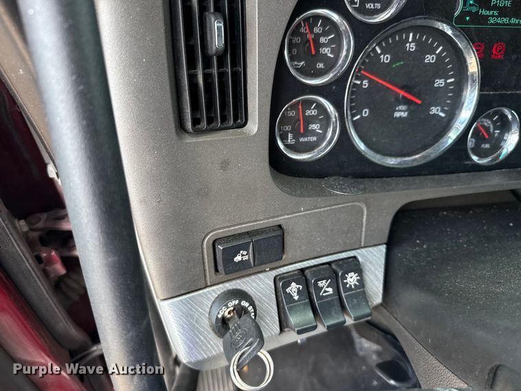 image for item YA0719 2019 Kenworth T680 semi truck