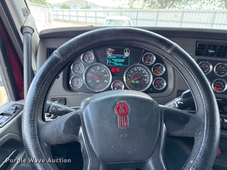 image for item YA0719 2019 Kenworth T680 semi truck