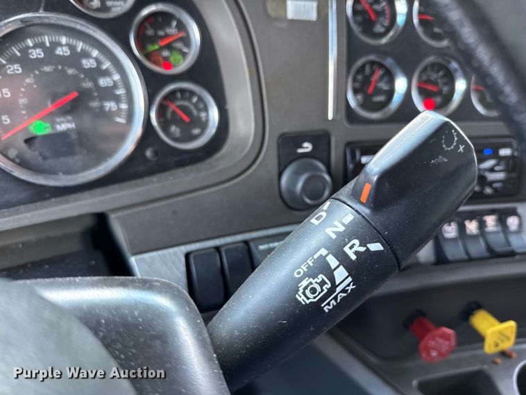 image for item YA0719 2019 Kenworth T680 semi truck