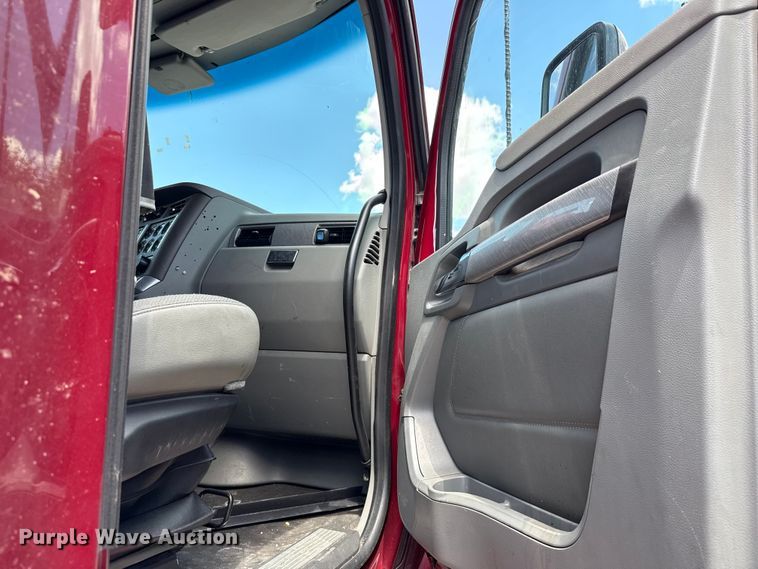 image for item YA0719 2019 Kenworth T680 semi truck