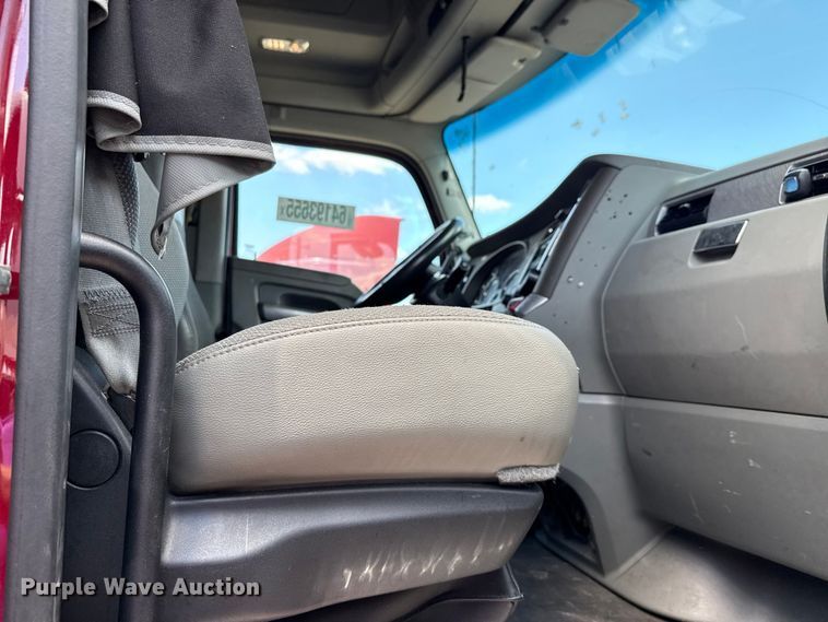 image for item YA0719 2019 Kenworth T680 semi truck