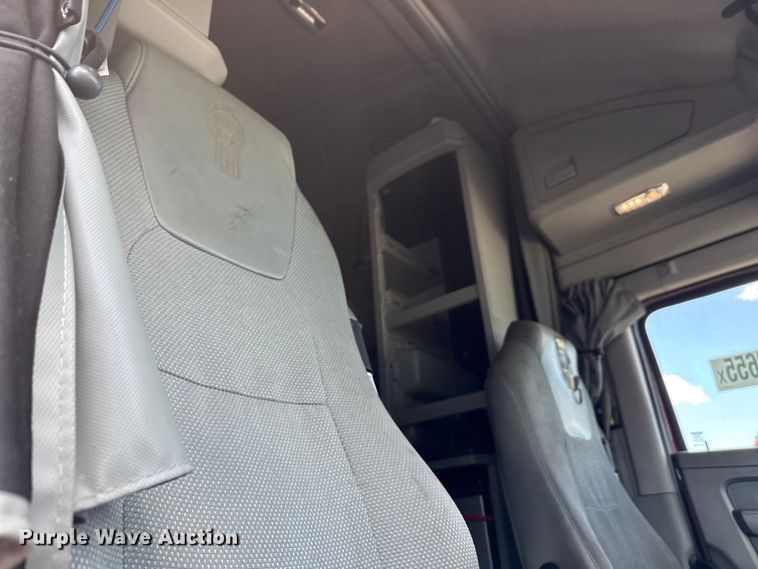 image for item YA0719 2019 Kenworth T680 semi truck