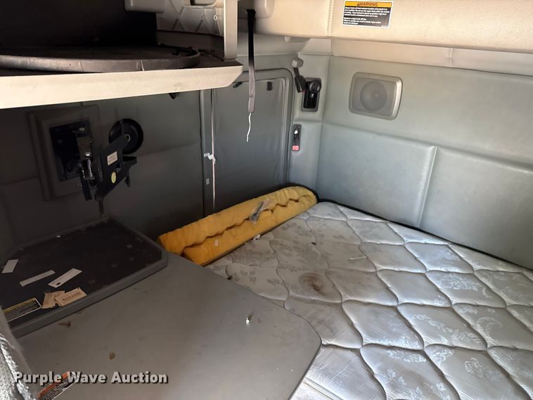 image for item YA0719 2019 Kenworth T680 semi truck