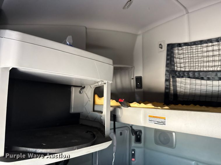 image for item YA0719 2019 Kenworth T680 semi truck