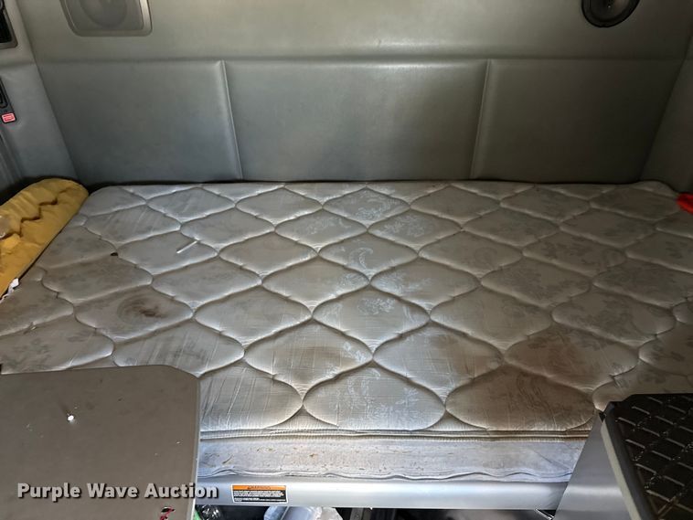 image for item YA0719 2019 Kenworth T680 semi truck