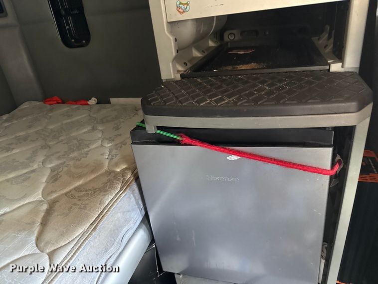 image for item YA0719 2019 Kenworth T680 semi truck