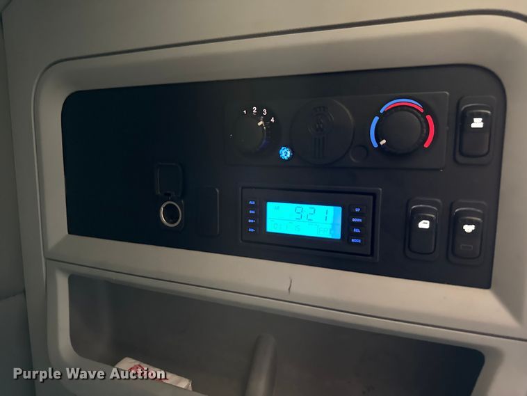 image for item YA0719 2019 Kenworth T680 semi truck