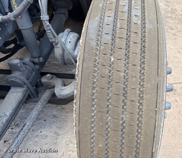 image for item YA0719 2019 Kenworth T680 semi truck