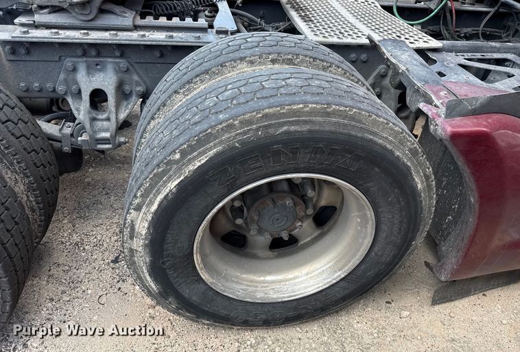 image for item YA0719 2019 Kenworth T680 semi truck