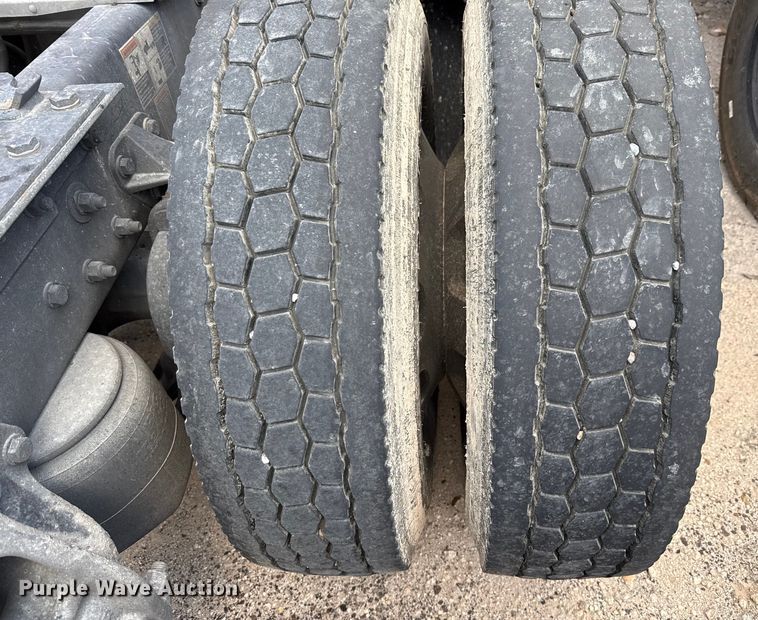 image for item YA0719 2019 Kenworth T680 semi truck