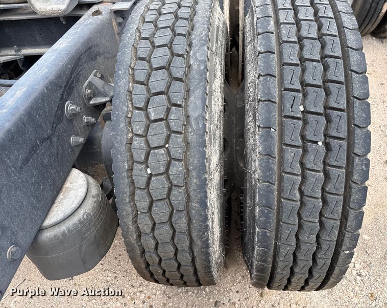 image for item YA0719 2019 Kenworth T680 semi truck