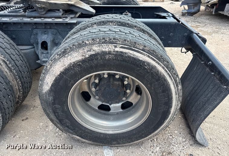 image for item YA0719 2019 Kenworth T680 semi truck