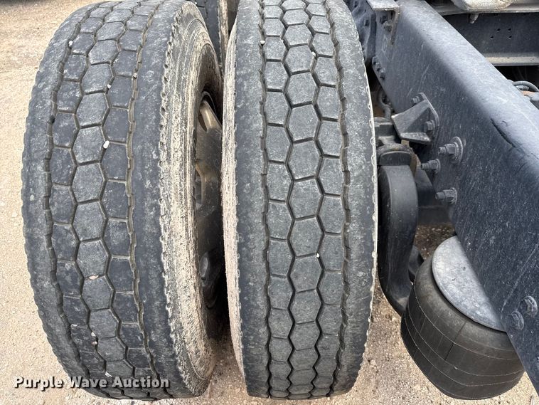 image for item YA0719 2019 Kenworth T680 semi truck