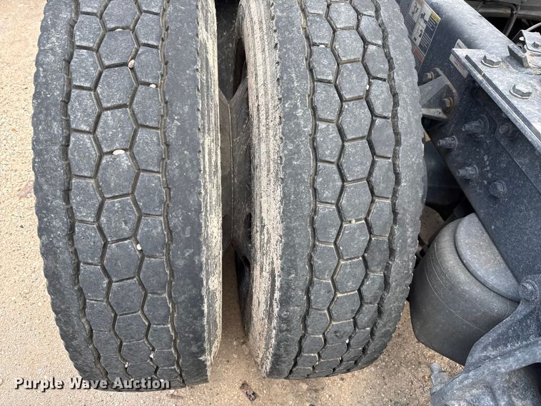 image for item YA0719 2019 Kenworth T680 semi truck