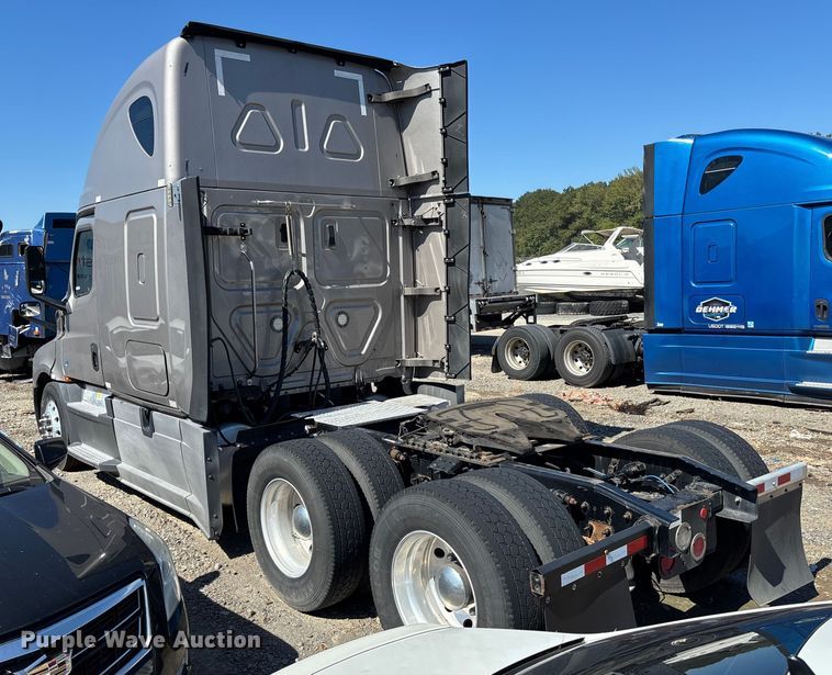 image for item YA0759 2019 Freightliner Cascadia semi truck
