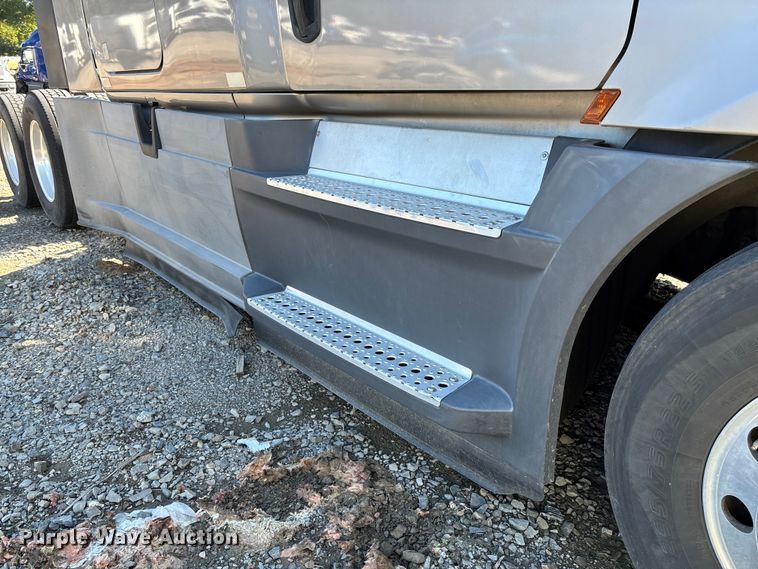 image for item YA0759 2019 Freightliner Cascadia semi truck