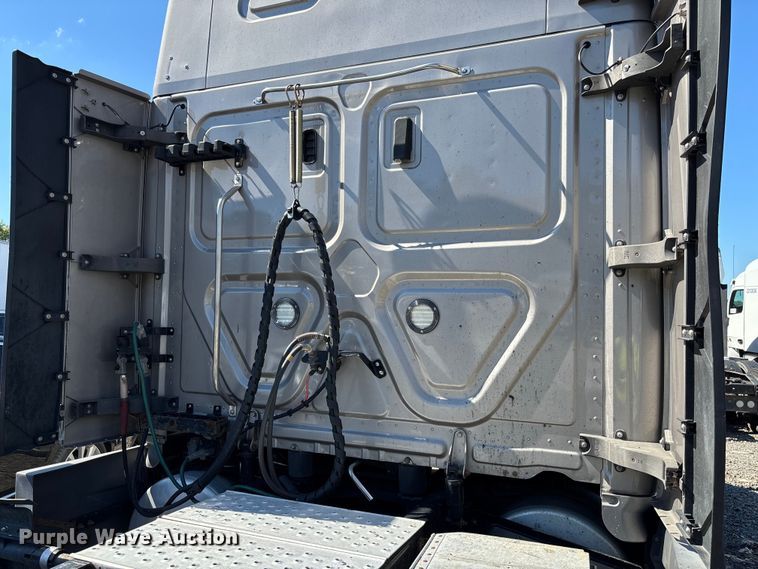 image for item YA0759 2019 Freightliner Cascadia semi truck