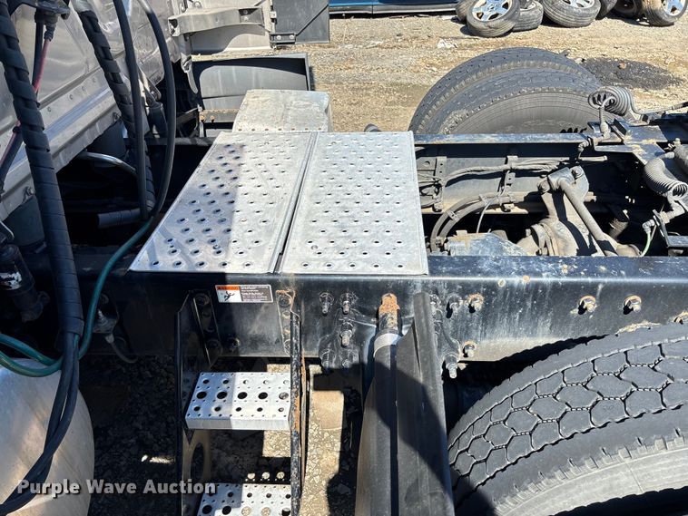 image for item YA0759 2019 Freightliner Cascadia semi truck