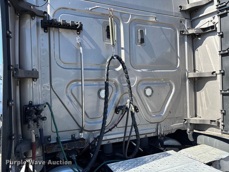 image for item YA0759 2019 Freightliner Cascadia semi truck