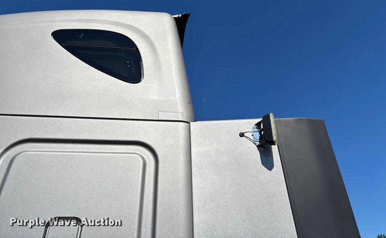 image for item YA0759 2019 Freightliner Cascadia semi truck