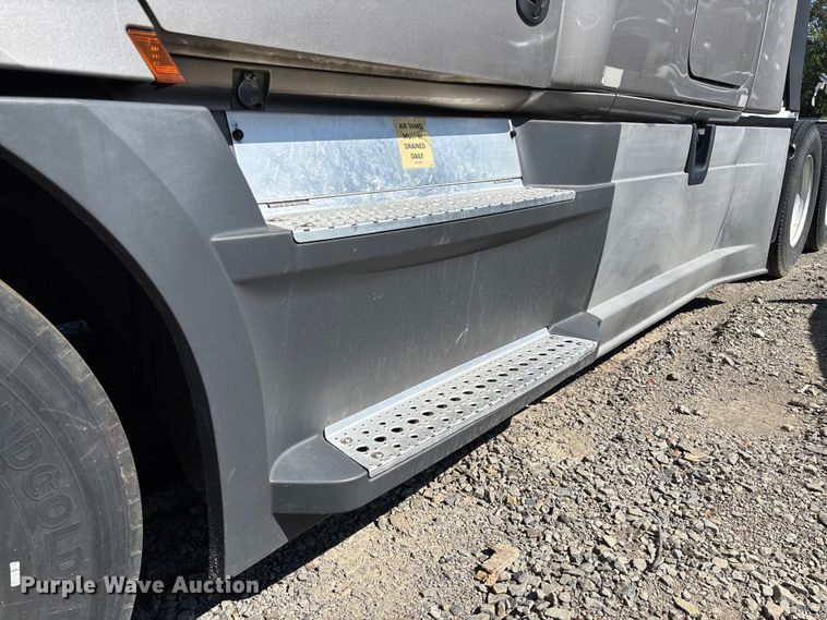 image for item YA0759 2019 Freightliner Cascadia semi truck